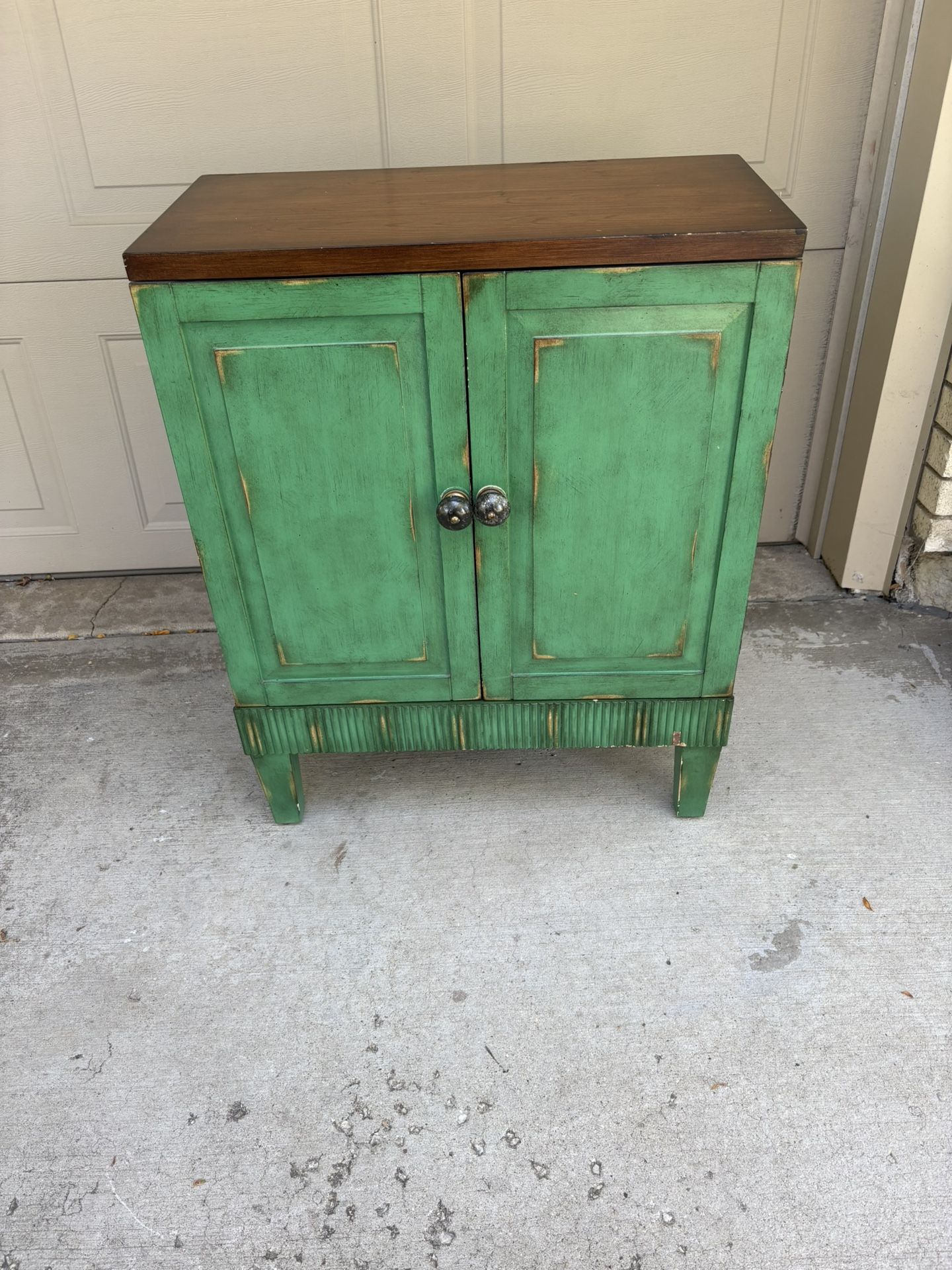 Beautiful accent piece Storage sideboard console entranceway cabinet 2 doors + storage shelf inside Excellent condition  