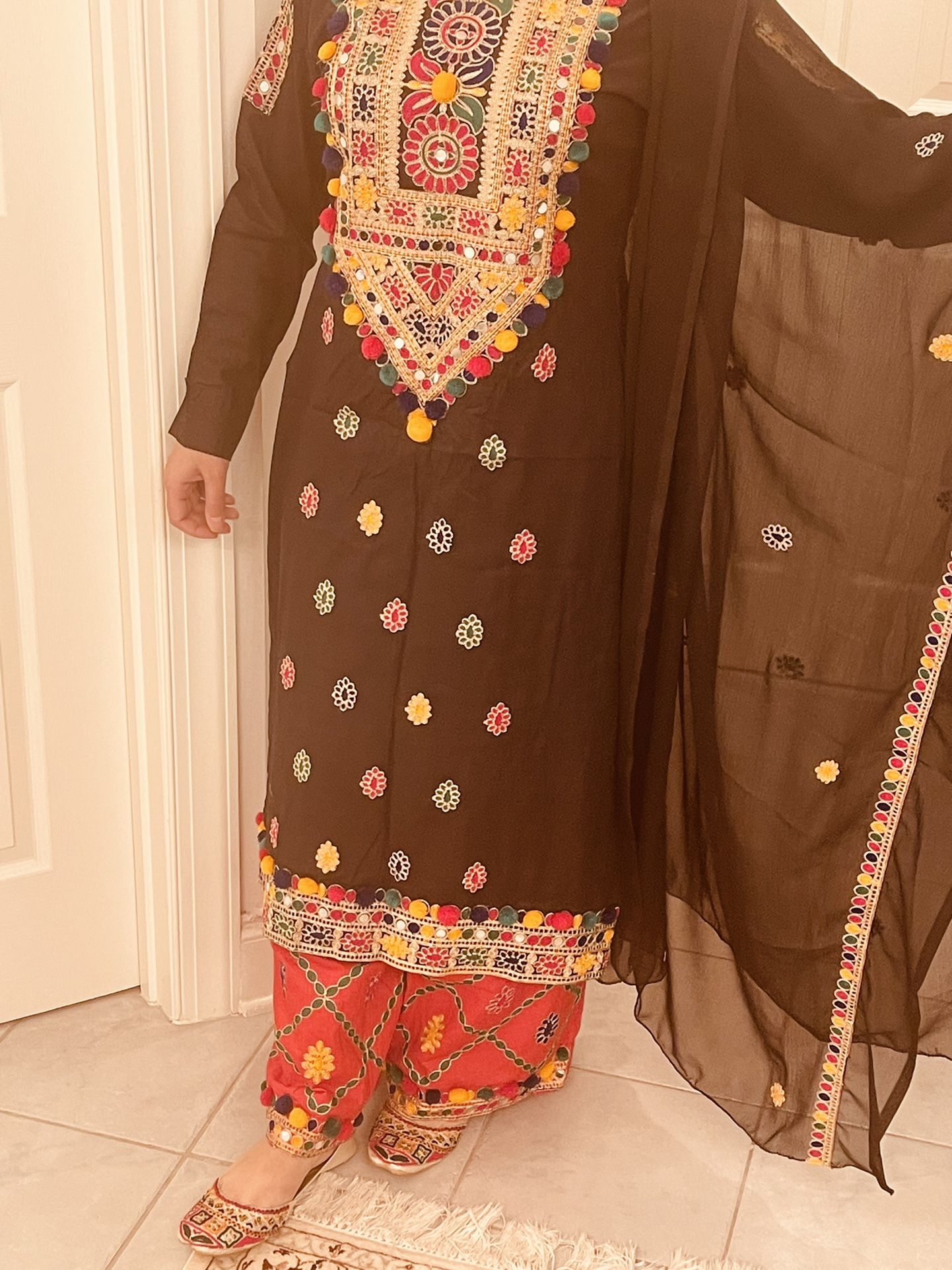 pakistani dress comes with pants and scarf