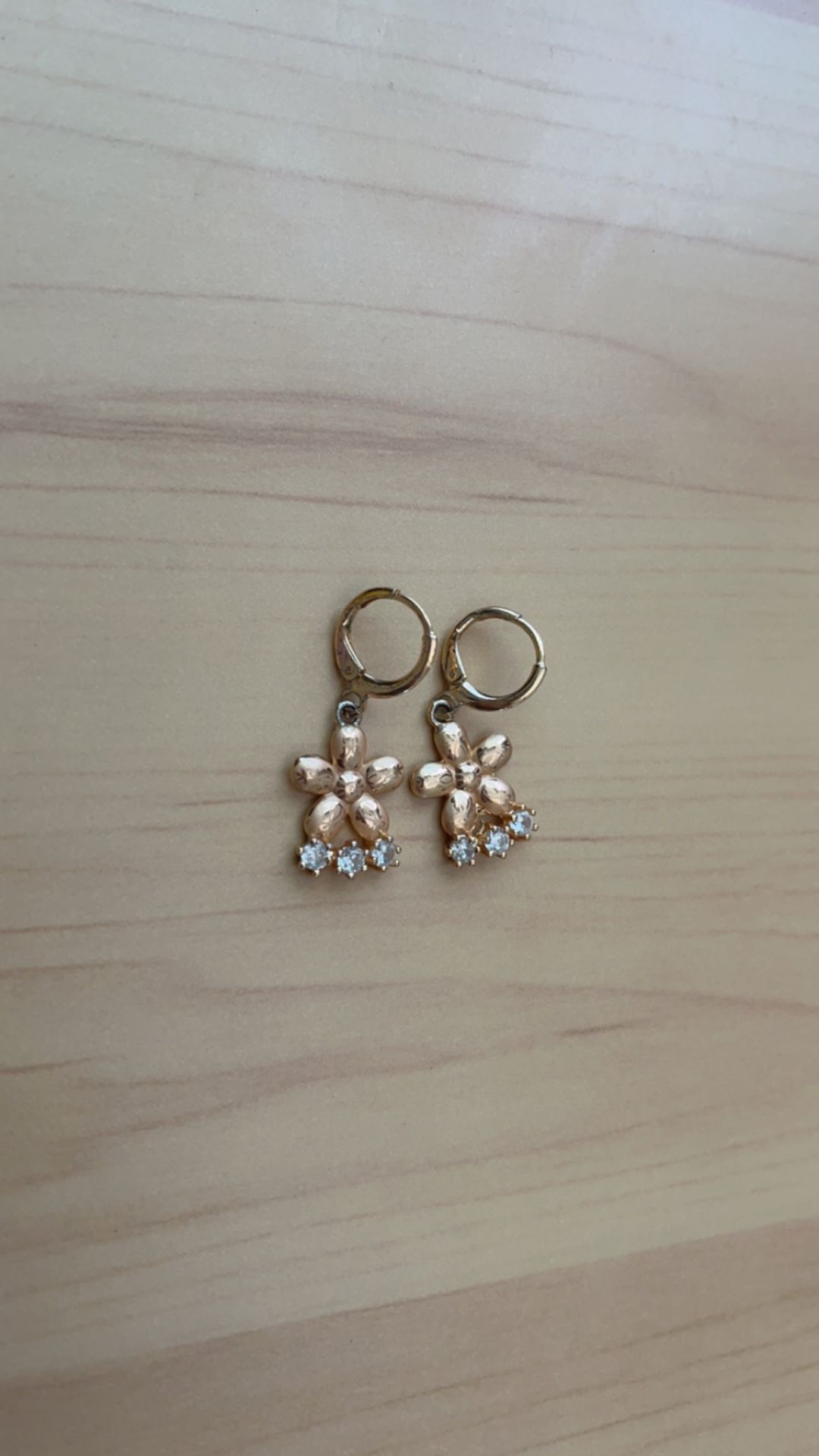 Flower-shaped dangle earrings 