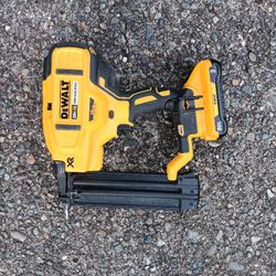 DeWalt DCN680 18gauge Brad Nailer Almost New With 3.0 Bat (no charger) Many Other Tools. Four Pick Up Fremont Seattle. No Low Ball/Trades Please 