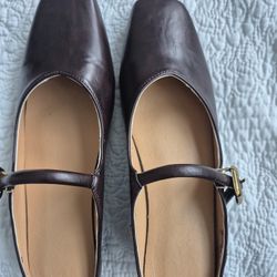 Size 8. Beauttiful Brand New Brown Leather Slipons