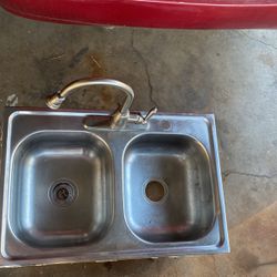 Stainless Steel Kitchen Sink With Retractable Faucet