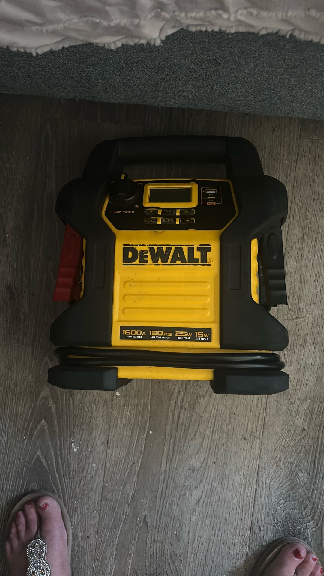 Dewalt 1400 Peak Amp Portable Car Jump IStarter With Digital Air Compressors