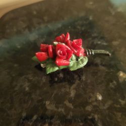 VINTAGE 1930'S MOLDED/CARVED BOUQUET OF RED ROSES