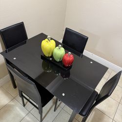 Comedor completo con sillas