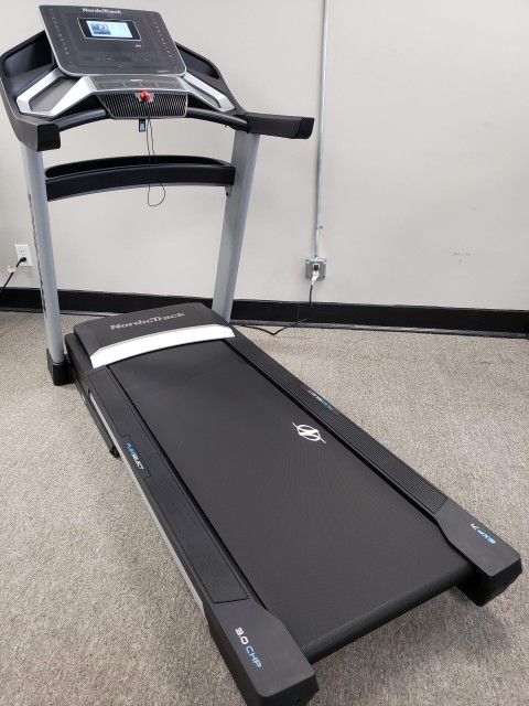 NORDICTRACK EXP7I TREADMILL ( LIKE NEW & DELIVERY AVAILABLE TODAY )