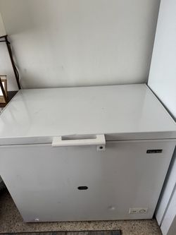 Nevera en perfecto estado 8.7 cu. ft. Manual Defrost Chest Freezer in White