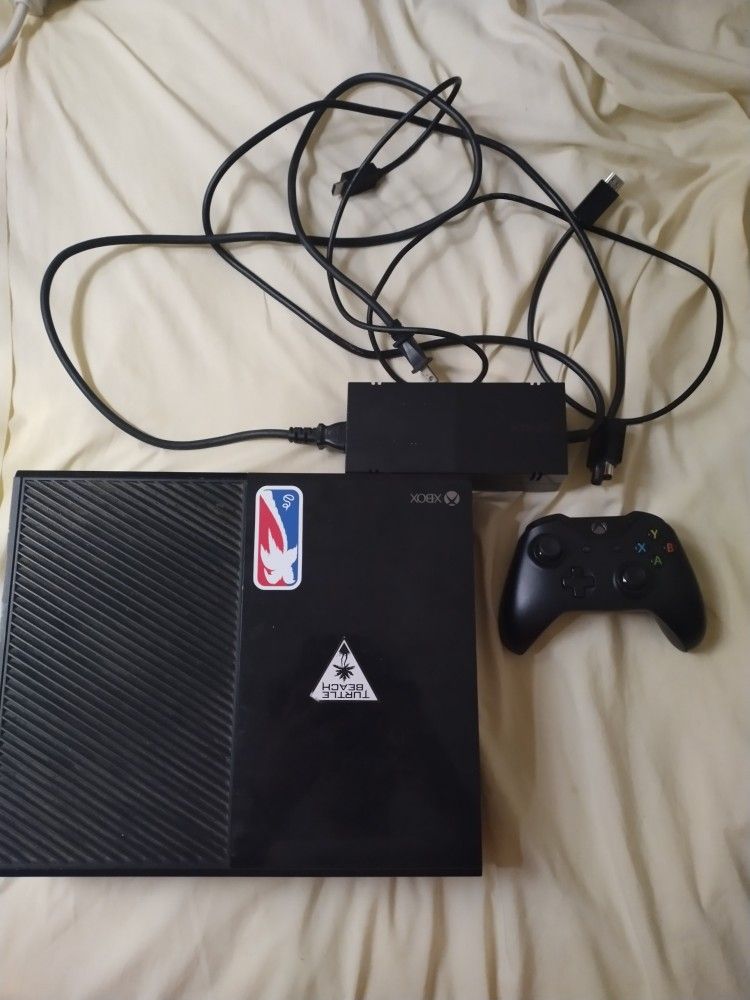 Xbox One Console With One Controller