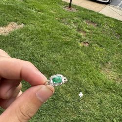 Emerald Silver Ring – Elegant & Unique Design
