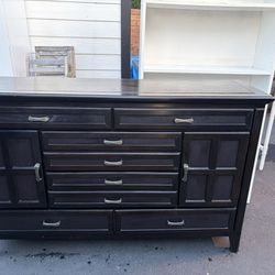 8 Drawer Dresser w Storage Shelves