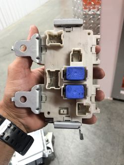 2008 Nissan 350z fuse boxes.