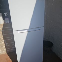 Magic chef 10 cubic sqft refrigerator with freezer