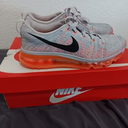 Womans Nike Flyknit Max 