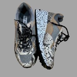 Steve Madden women’s bena wedge fashion sneakers natural snake. Size 8,5