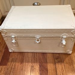 Trunk all wood & metal off white can be a coffee table or off the foot of the bed for many things,great condition the hinges work ,the latch’s work re