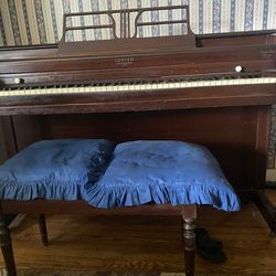 Piano Lester Upright Piano 🎹 ​🎼​🎶. Comes with bench and music books