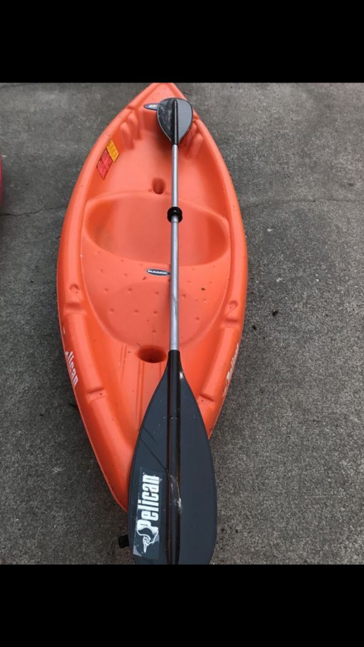 7.7 ft ( 93 inches ) foot Pelican Burst Kayak w/ paddle