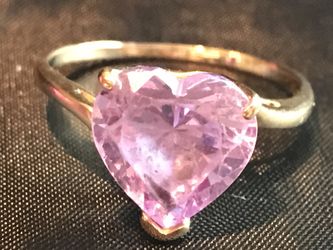 14k solid gold Purple Heart ring size: 7.5. Grams:3.4