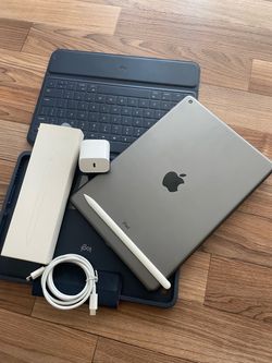 Apple iPad 8th Generation 32GB (Latest iOS 26) Logitech Keyboard case , Pencil & charger