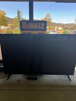 40 inch TCL Roku Smart TV + Remote