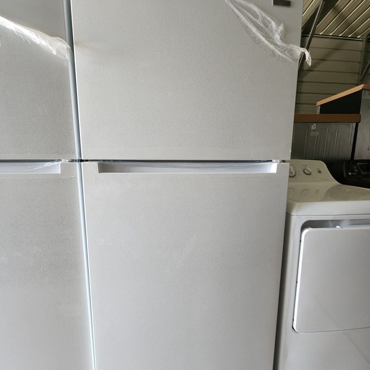 Brand New Vissani 18 cu. ft. Top Freezer Refrigerator DOE in White ...