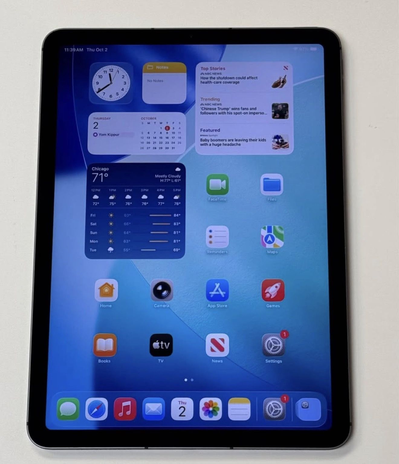 Like New Apple iPad Air 5 5th Gen WiFi + 5G UNLOCKED Cellular 64GB 10.9” 2022 Tablet