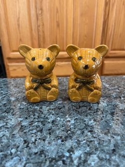 Honey Bears Sitting Ceramic Pair of salt and pepper shakers. Size approximately 4 inches tall. Preowned.