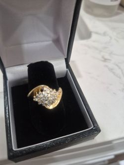 14 k gold ring clustered with diamonds .25 carat,4.5 grams,perfect for mom