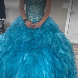 BEAUTIFUL QUINCEAÑERA DRESS SIZE 6