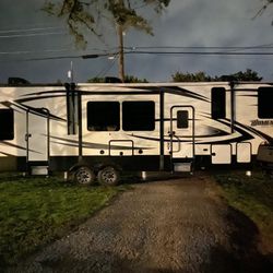 2018 Grand Design Momentum M-class 38’