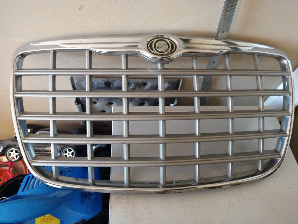 2005-10 Chrysler 300 Grille