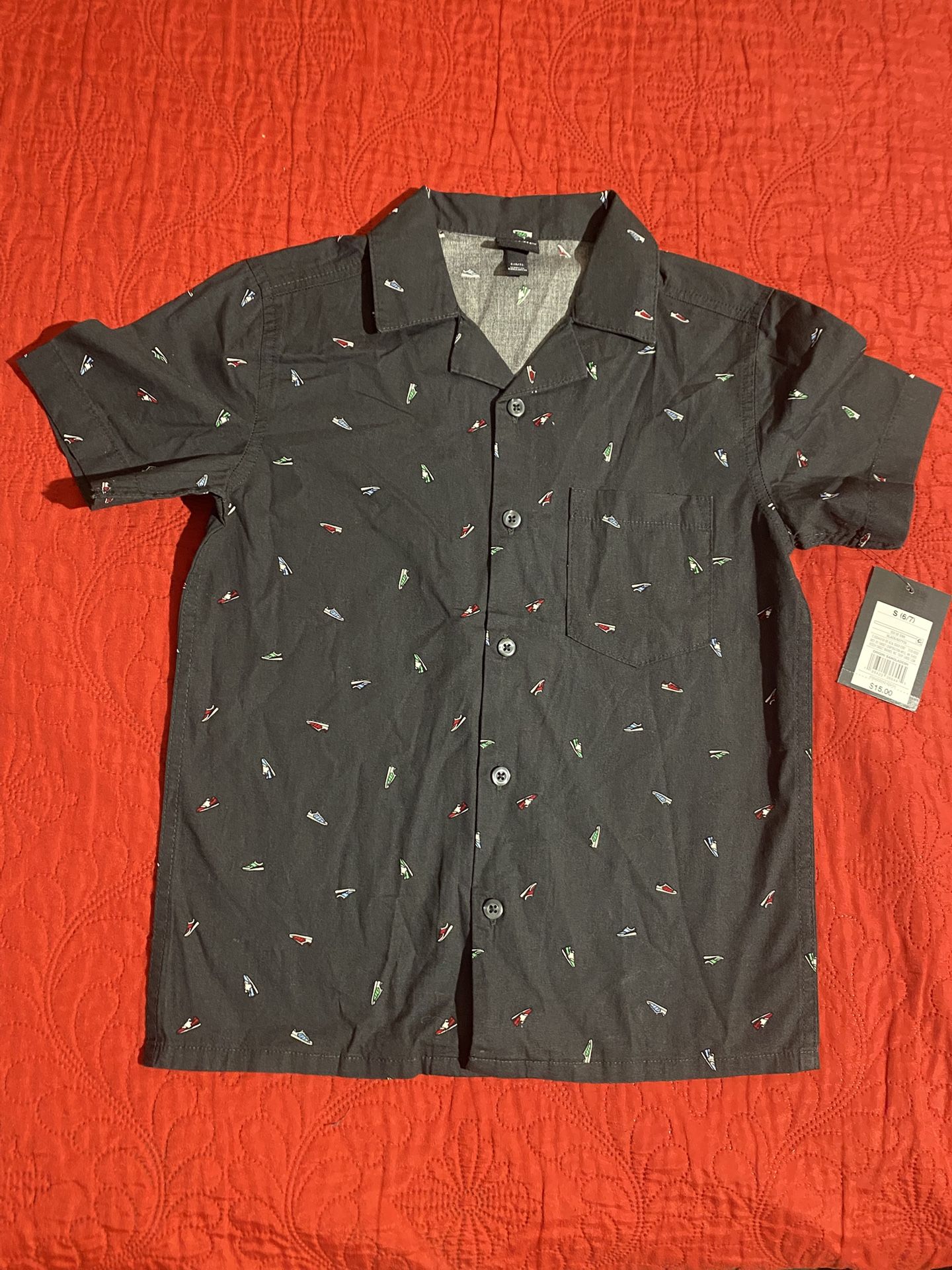 Art Class Boys' short-sleeve button-down shirt in black with a sneaker print Size S 6/7