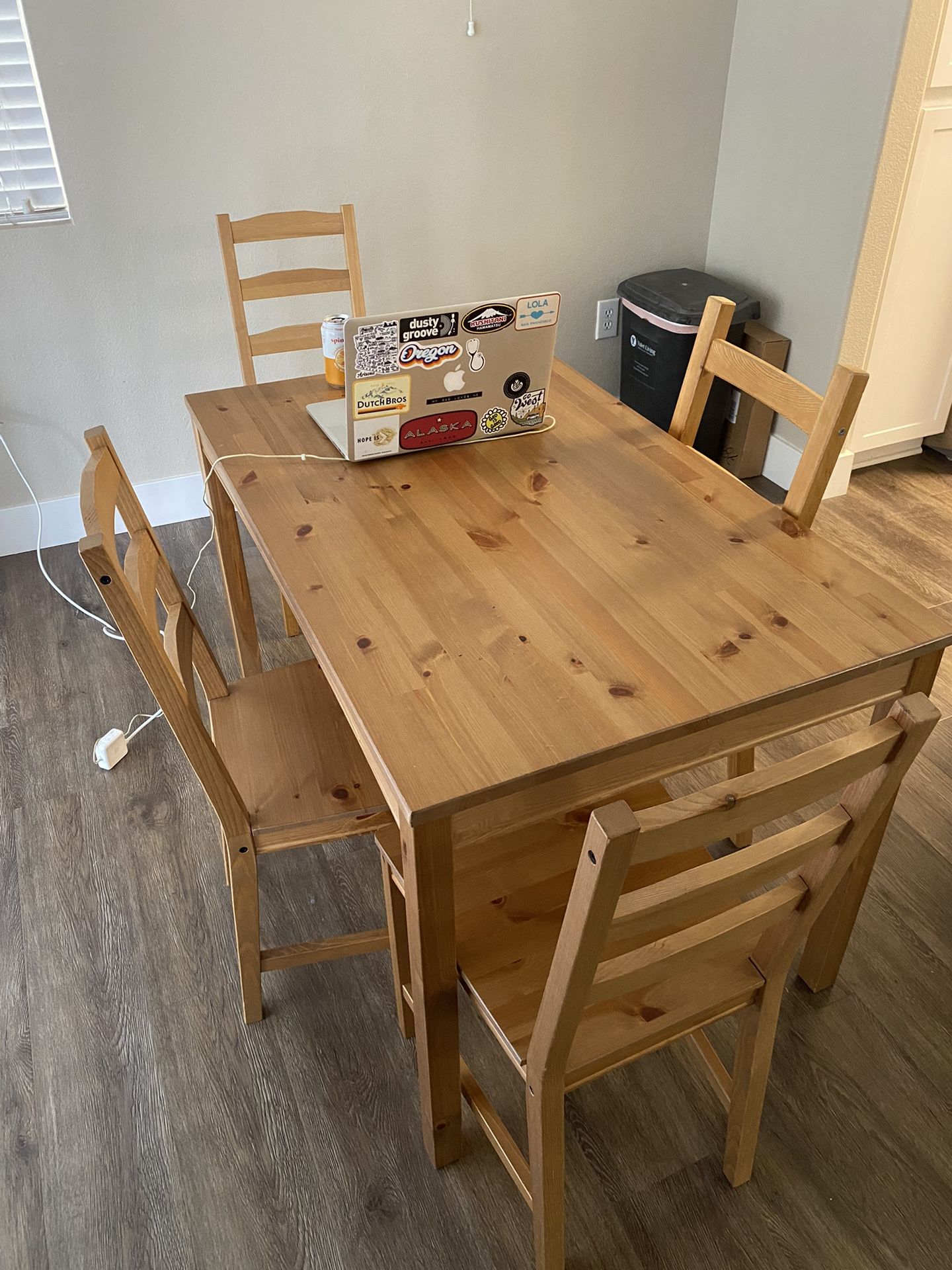 Dining Room Table/Chairs Set 4