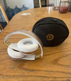 Dr. Dre Beats Solo 3 Wireless Bluetooth Rose Gold Headphones In Excellent Condition & Zip Case