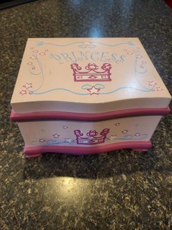 Princess pink wood jewelry box, from Kohls, 7.5 x 6.5 x 4 5"