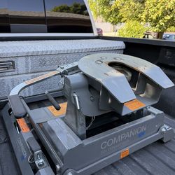 B&W Fifth Wheel Hitch (puck system)