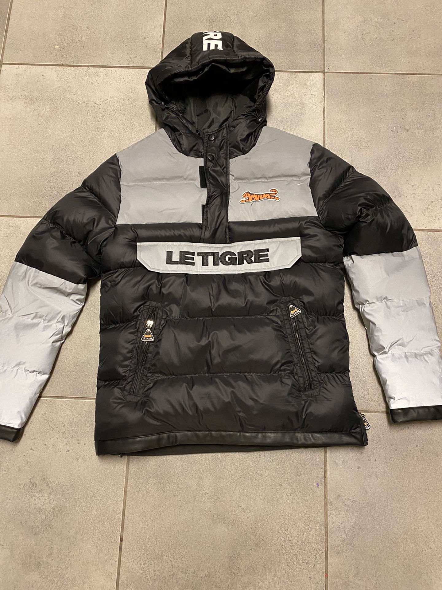 Le tigre Puffer pull over hoodie , jacket size Medium