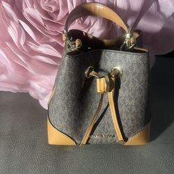 Michael Kors small  Bucket style Hand Bag Or Use As Crossbody 