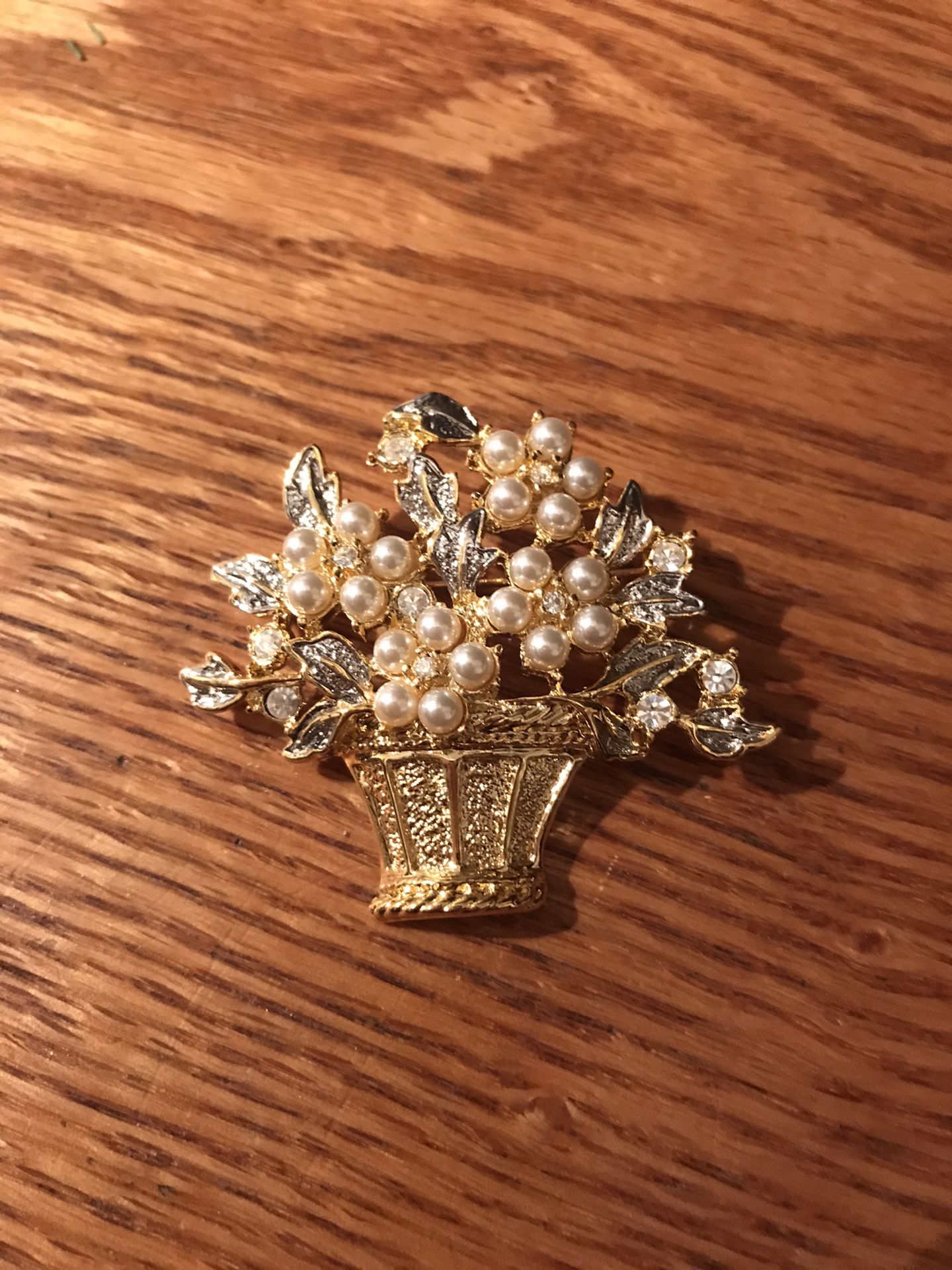 Pretty gold tone brooch with pearls