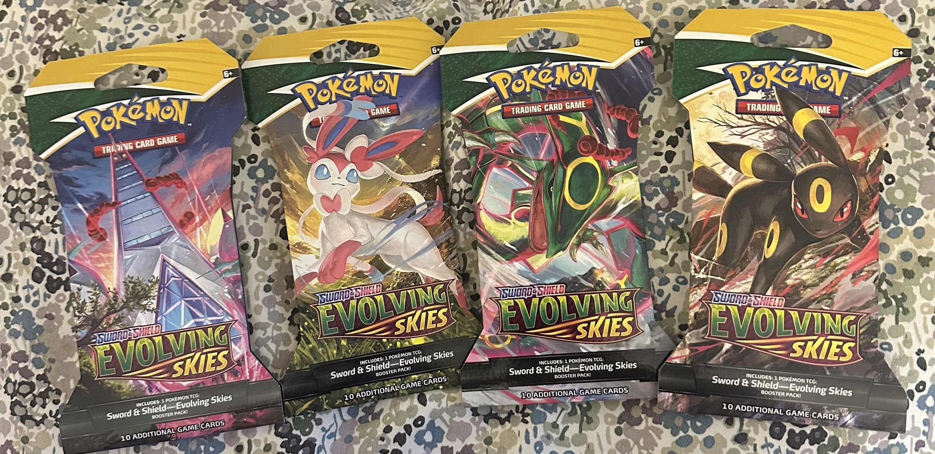 Pokemon TCG - Sword & Shield Evolving Skies Sleeved Booster Pack Art Set