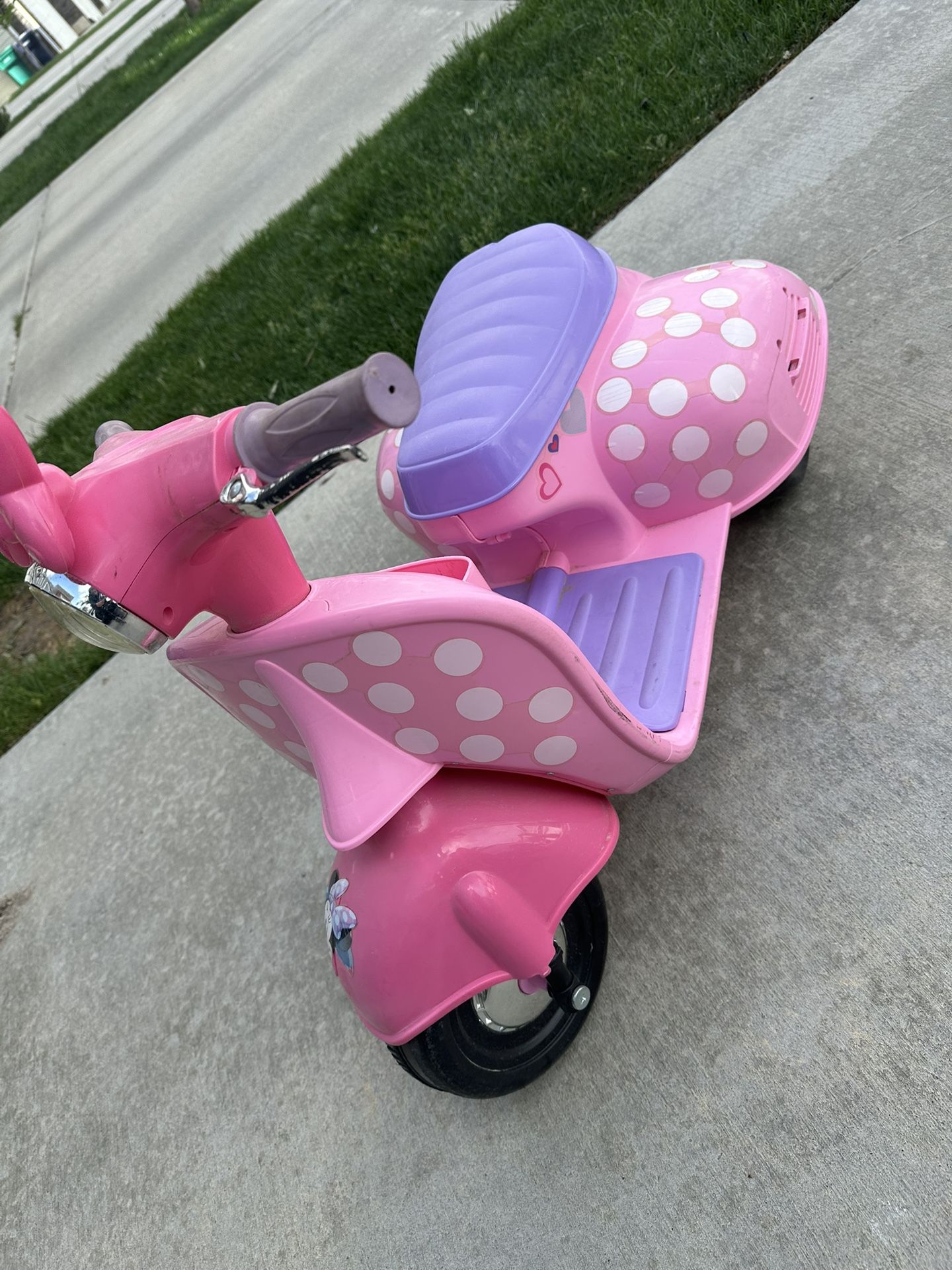 Minnie mouse ride on scooter