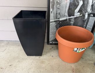 Big planter pots: Terra Cotta Style & Tall Black Modern Square-Contemporary Resin Style