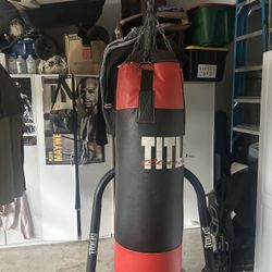 Everlast Stand With Title Punching Bag