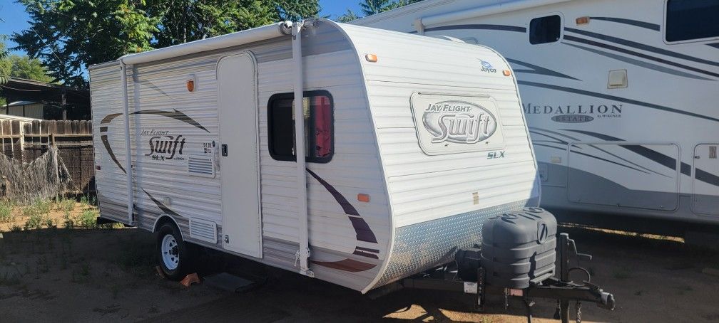2014 JAYCO swift BUNK BEDS... 17 FEET .... 2700 POUNDS EMPTY