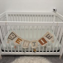 Convertible Crib 4 In 1. MATTRES INCLUDED