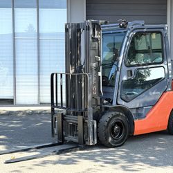 Forklift Toyota LPG 5,000 lb Capacity 