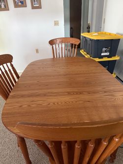 Kitchen table and 2-leafs and 4 chairs