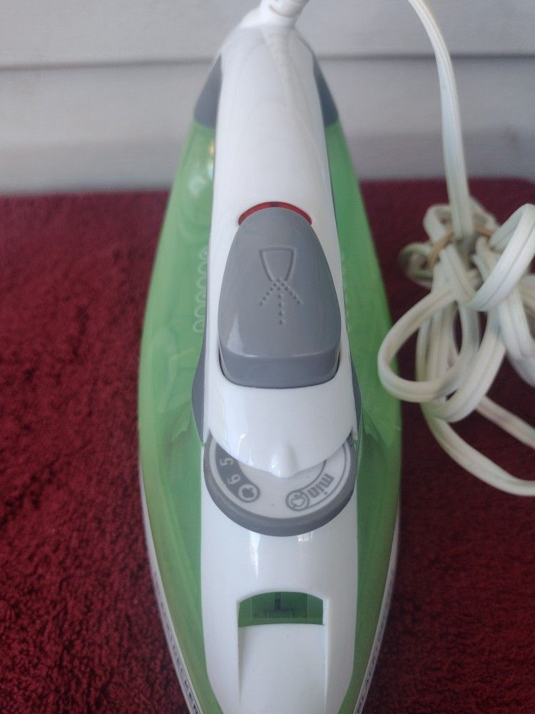 Black + Decker Easy Steam Iron
