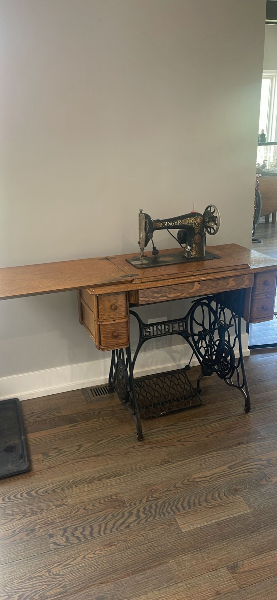 Singer 1910 sewing machine Complete Wood table With Cast Iron Sides & Peddle