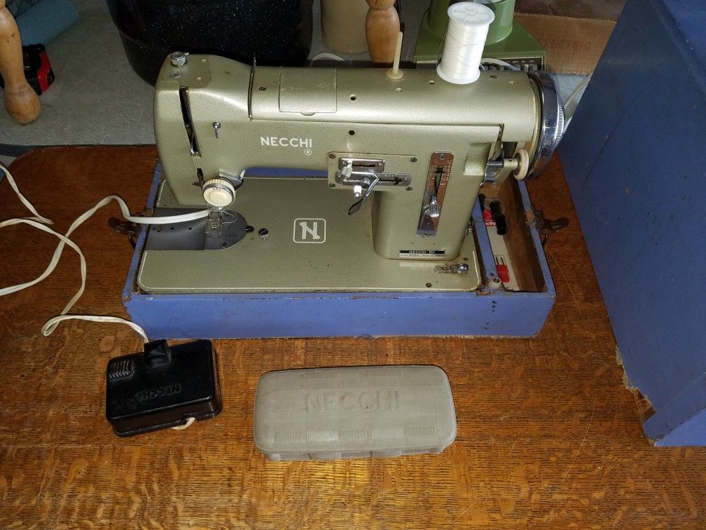 Vintage Necchi NA Nora Sewing Machine Italt for Sale in Bondurant, IA